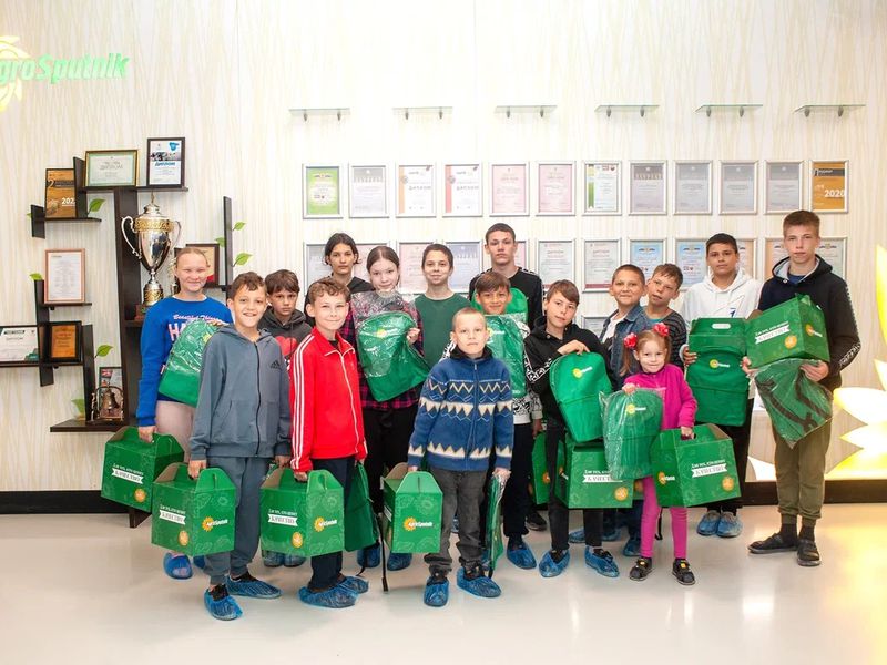 Agro-Sputnik conducted a tour of its factory for 16 children from the Voronezh boarding school