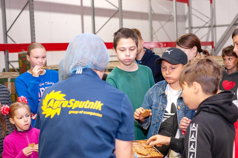 Agro-Sputnik conducted a tour of its factory for 16 children from the Voronezh boarding school